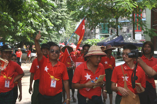 Wahlkampfparade in den Straßen Yangons mit Menschen in roten Shirts