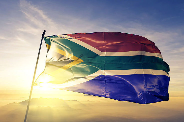 Die Flagge Südafrikas weht im Wind