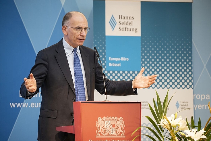 Der ehemalige italienische Premierminister Enrico Letta legte im April 2024 seinen Bericht über die Zukunft des Binnenmarktes vor: „Der jetzige EU-Binnenmarkt ist auf die Wirtschaftsbedürfnisse des 20. Jahrhunderts ausgerichtet. Was wir jetzt brauchen ist eine stärkere Hinwendung zu Forschung, Innovation und Bildung, die zur fünften Freiheit im EU-Binnenmarkt werden sollten.“