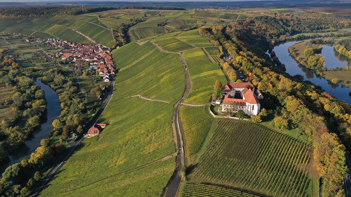 Die Mainschleife bei Escherndorf mit Vogelsburg, ein beliebtes Ziel unter Weinliebhabern und Touristen 