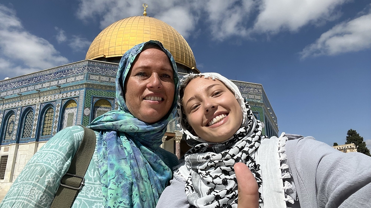 Selfie-Time: Mit meiner Mama Manuela (links) bin ich auf dem Tempelberg in Jerusalem. Im Hintergrund die Moschee, die für ihre Goldkuppel weltberühmt ist.