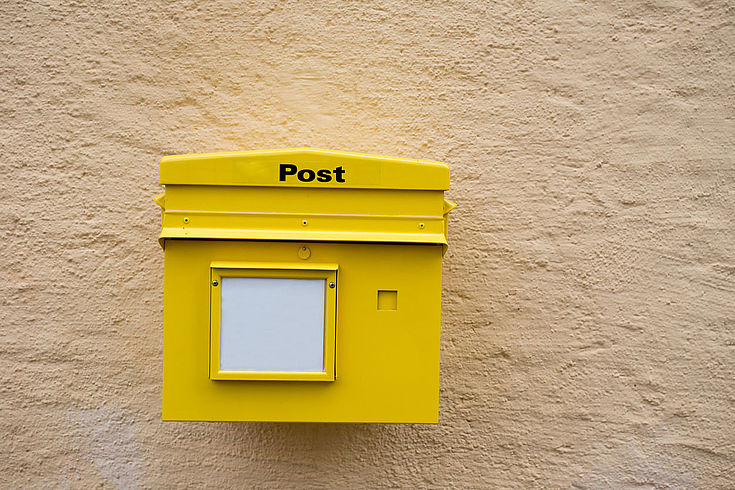 Ein Briefkasten an einer Hauswand