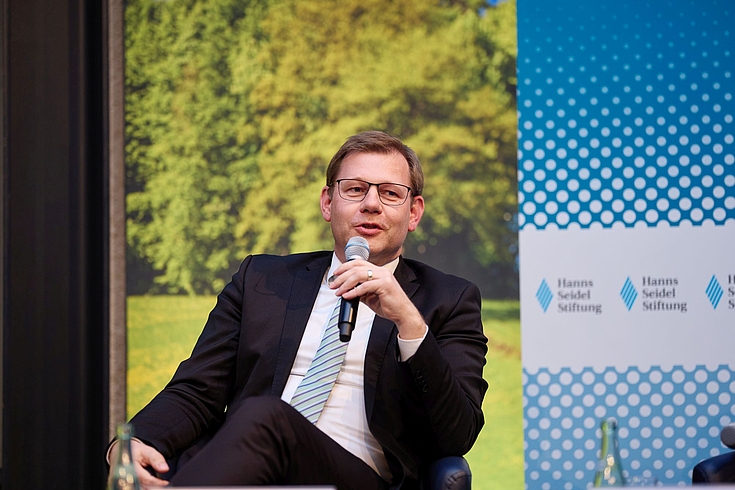 Thomas Erndl, CSU-Bundestagsmitglied: „Als Koalition haben wir eine umfassende Weiterentwicklung der Kompetenzen und Aufgaben unserer Nachrichtendienste auf den Weg gebracht, um sie zu modernen und leistungsfähigen Diensten – inklusive schlagkräftiger operativer Fähigkeiten und Befugnisse – auszubauen, vergleichbar mit denen unserer europäischen Partner.“ 