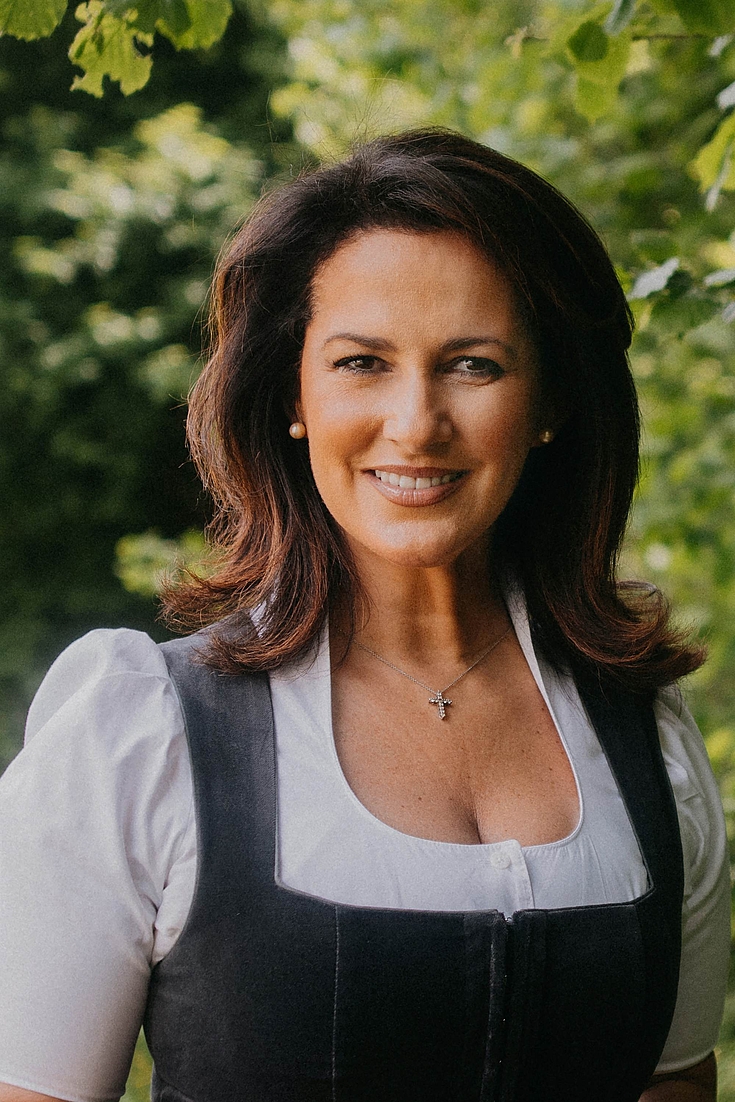 Michaela Kaniber, MdL, ist die bayerische Staatsministerin für Ernährung, Landwirtschaft, Forsten und Tourismus.  