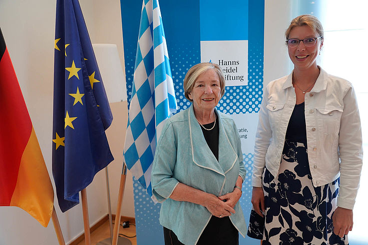 Prof. Ursula Männle mit Ramona Fruhner, HSS, selber Kreisvorsitzende der Frauenunion und Leiterin des Referats für Kommunales, Ehrenamt und Rhetorik. 