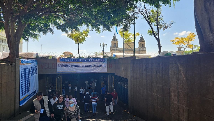 Ruhige und geordnete Wahlgänge vor einem Wahllokal im Zentrum von Guatemala.