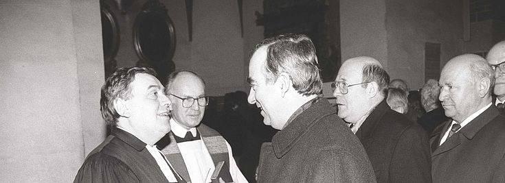Nach dem Mauerfall: Im Rahmen der "Leipziger Unionsgespräche" zur Zukunft der Konservativen in der DDR besucht die CSU-Landesgruppe die Leipziger Thomaskirche am 12.01.1990