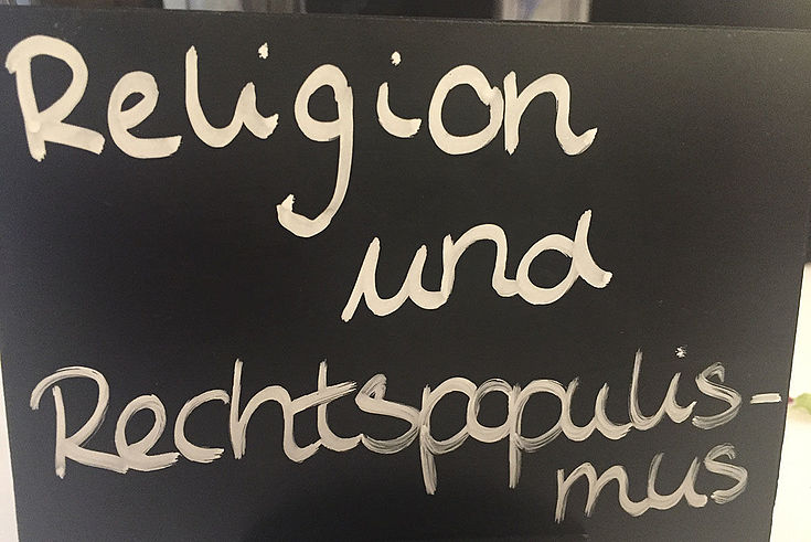 Tafel mit Aufschrift: Religion und Rechtspopulismus