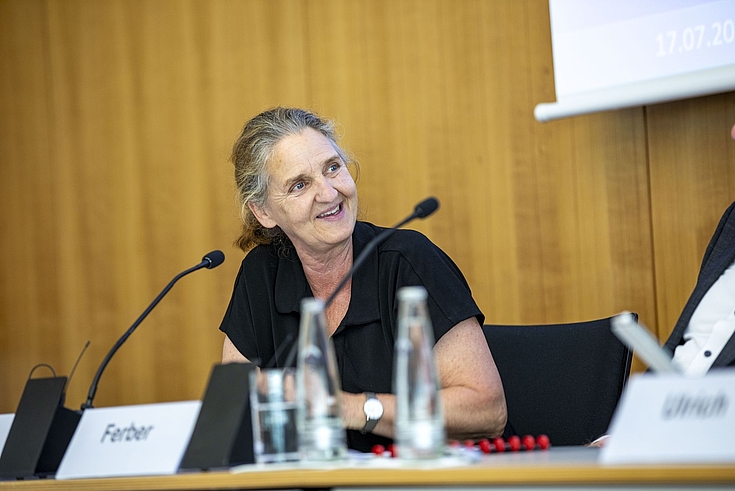 Für Prof. Dr. Ute Schmid, Geschäftsführende Direktorin des  Bamberger Zentrums für Künstliche Intelligenz (BaCAI) und Inhaberin des Lehrstuhls für Kognitive Systeme an der Universität Bamberg, spricht vor dem Publikum