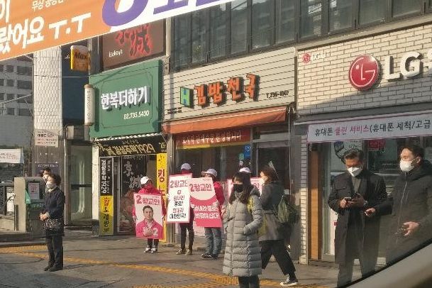 Wahlkämpfer tragen in Korea Gesichtsmasken, um sich vor Corona zu schützen