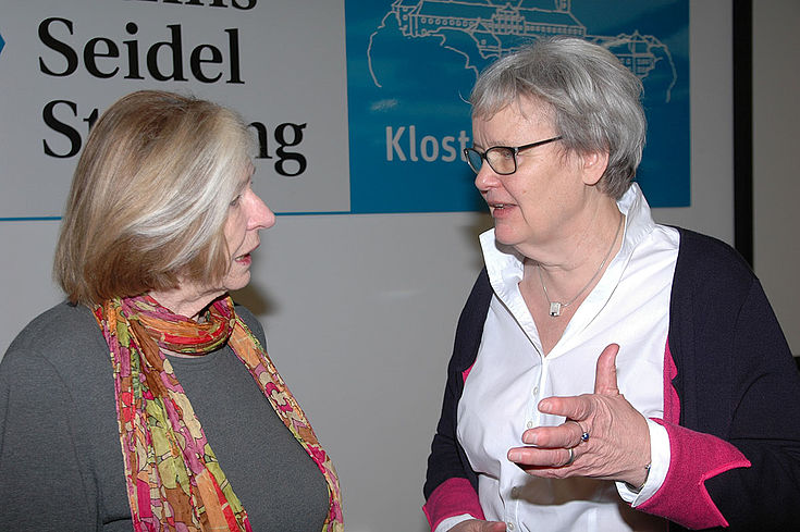 Was sind die Themen 2018? Stiftungsvorsitzende Ursula Männle und Stefanie von Winning (re.), Leiterin des Instituts für Politische Bildung, blicken nach vorne.