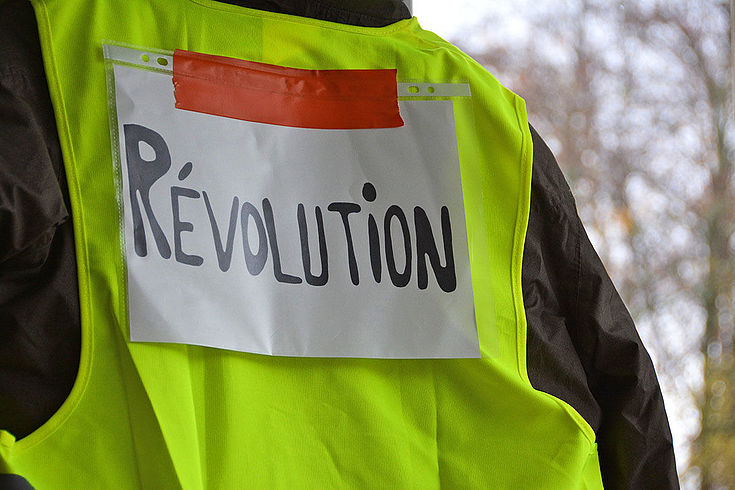 Gelbeweste mit der Aufschrift: Revolution