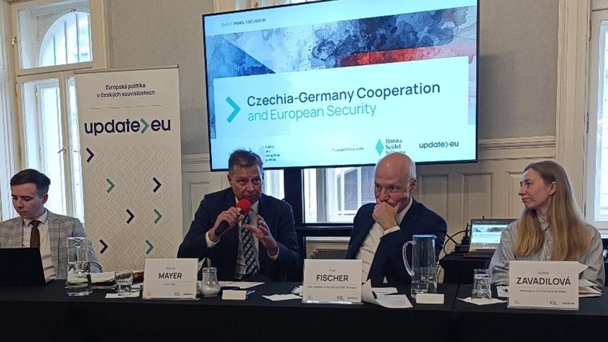 Teilnehmer des Podiums  "Czechia-Germany Cooperation and European Security"-Konferenz diskutieren