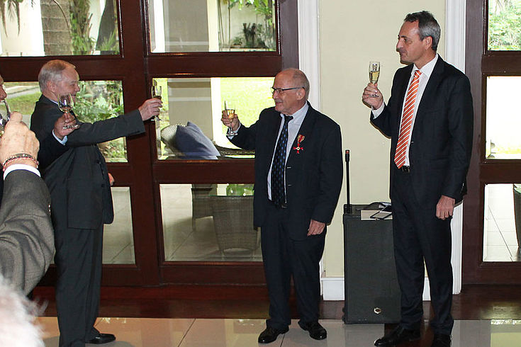 Paul G. Schäfer (Mitte): Das Gesicht der Hanns-Seidel-Stiftung in Manila mit dem deutschen Botschafter auf den Philippinen,  Dr. Gordon Kricke (rechts)