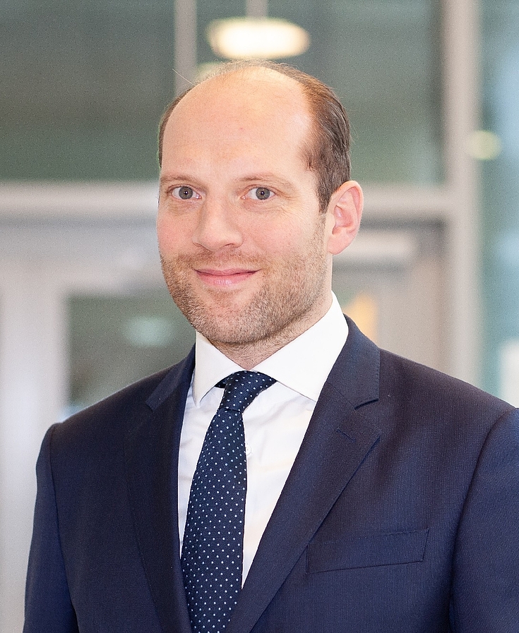 Oliver Rolofs ist Gründer und Managing Partner der Münchner Kommunikations- und Strategieberatung COMMVISORY mit einem Fokus auf Public Affairs und strategischer Kommunikationen unter anderem in den Bereichen Geopolitik und Geoökonomie, Sicherheit- und Verteidigung sowie technologischer Souveränität.