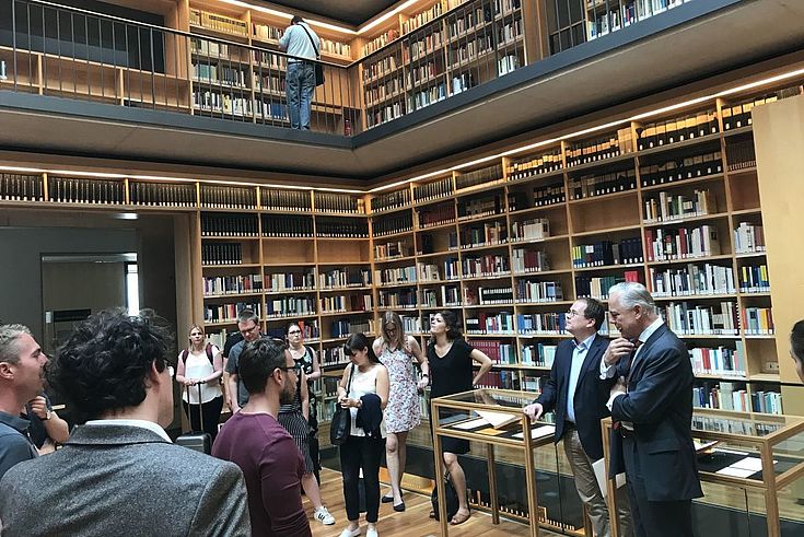 Menschengrupppe in moderner Bibliothek