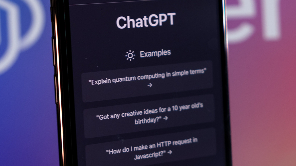 Smartphone zeigt den Schriftzug ChatGPT sowie einen aktuellen Chatverlauf
