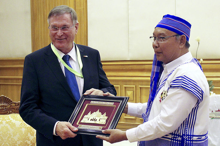 Bundestagsvizepräsident Johannes Singhammer und der Präsident des myanmarischen Oberhaus Manh Win Khaing Than begrüßen sich und überreichen ein Gastgeschenk