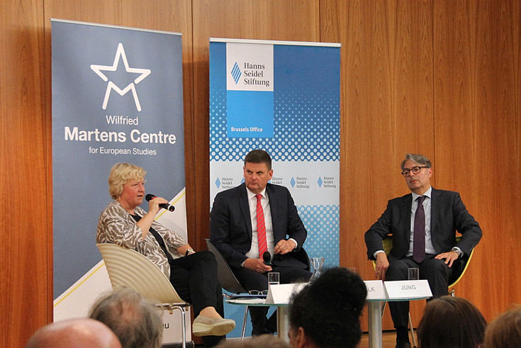 EU-Experte und ehemaliger Focus-Chefredakteur in Brüssel, Ottmar Berbalk (Mitte), moderierte die Veranstaltung.