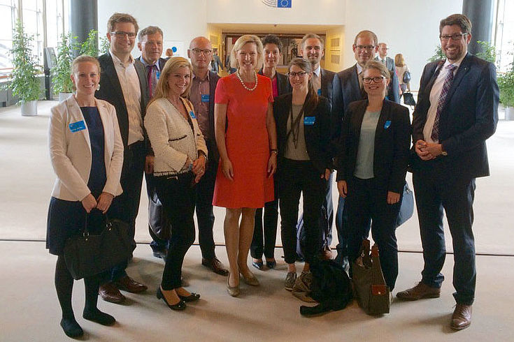 Die Vorsitzende der CSU-Europagruppe im Europäischen Parlament, Angelika Niebler, begrüßte die Delegationsteilnehmer im Europäischen Parlament und betonte, wie wichtig der Austausch mit jungen bayerischen Führungskräften ist.