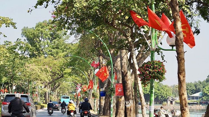Vietnam-Flaggen in der Thanh Nhien Straße mitten in Hanoi