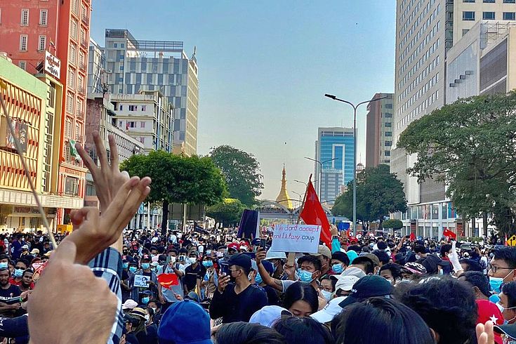 Eine Woche nach der Machtübernahme durch das Militär gibt es in Myanmar immer mehr Proteste. Symbol der Protestierenden ist der 3-Finger-Gruß.