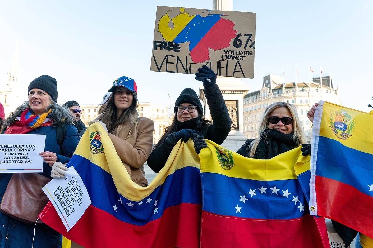 Venezolanische Demonstranten versammelten sich am Trafalgar Square in London, um die Verhaftung von Nicolas Maduro zu feiern und einen demokratischen Wandel in Venezuela zu fordern. Die Demonstranten forderten freie und faire Wahlen unter der Führung der Oppositionspolitiker Edmundo Gonzalez und Maria Corina Machado.