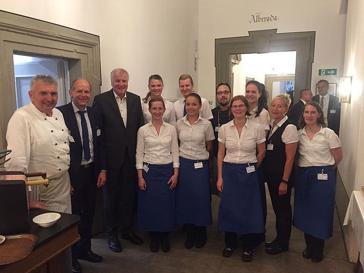 Gruß aus der Küche: Ministerpräsident Horst Seehofer mit dem Servicepersonal in Kloster Banz