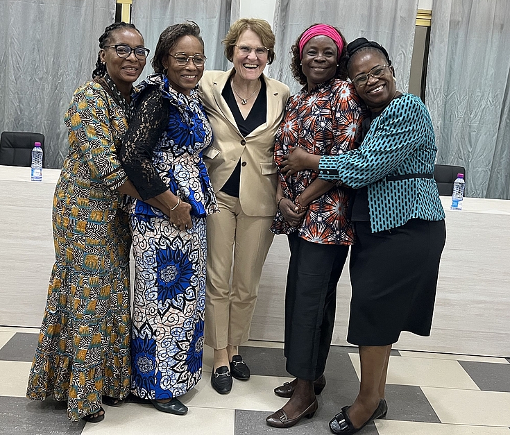 Dr. Jutta Möhriger, umringt von Frauen aus einem Projekt zur Frauenförderung in Togo.