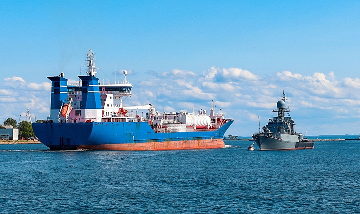 Auch auf dem Wasser lauert die Gefahr: U-Boot-Abwehrschiffe (rechts) sollen sie erkennen und bannen.