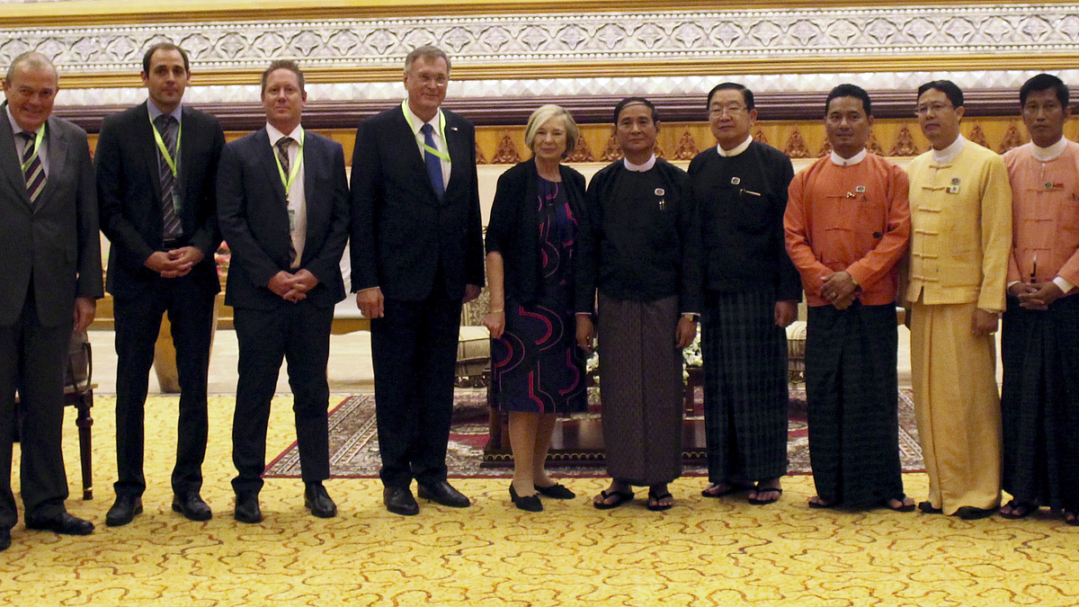 Gruppenfoto des Präsidenten des Unterhauses und Abgeordnete von Myanmar mit Vertretern des Bundestags, Bundesrats und Hanns-Seidel-Stiftung (Prof. Ursula Männle)