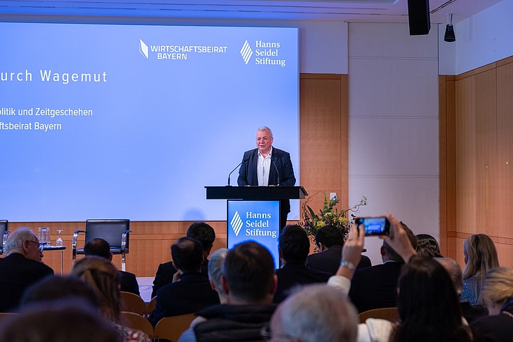 Markus Ferber, MdEP, Vorsitzender der Hanns-Seidel-Stiftung, steht am Rednerpult im Konferenzzentrum der Hanns-Seidel-Stiftung