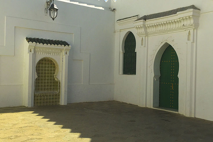 Marokkanisches Haus mit Tür und Fenster
