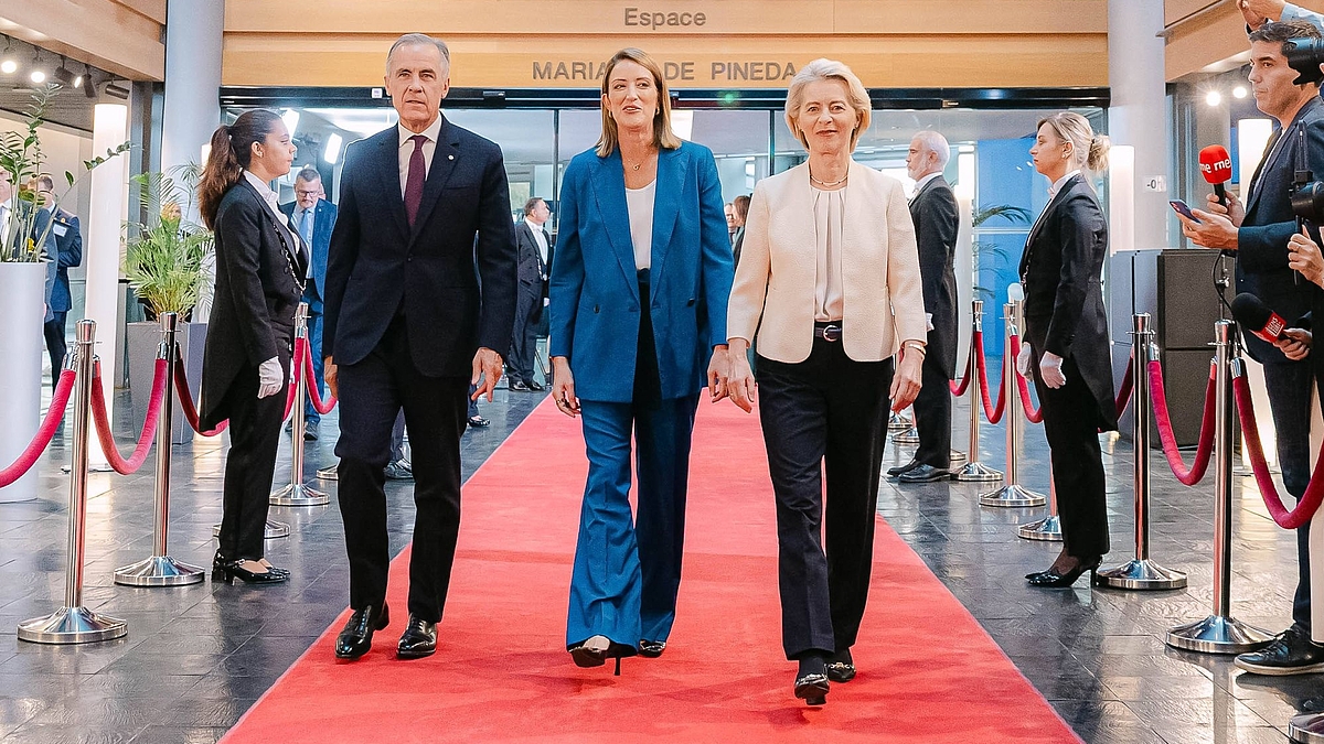 v.re.: der kanadische Premierminister Mark Carney, EU-Präsidentin Roberta Metsola und EU-Kommissionspräsidentin Ursula von der Leyen