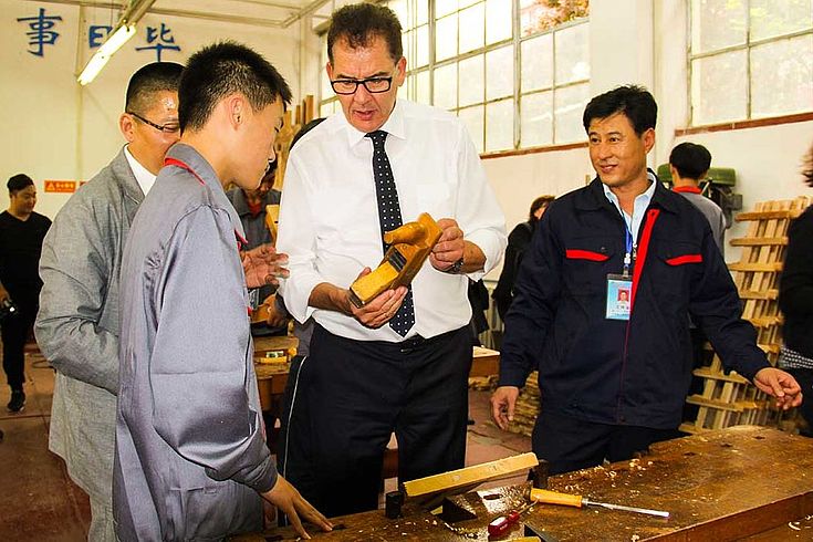  Bundesminister Dr. Gerd Müller besuchte 2017 das Berufsbildungszentrum Pingdu und interessierte sich für die praktische Ausbildung