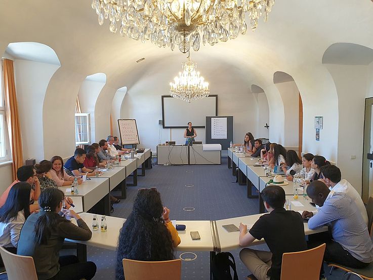 Seminarraum mit Teilnehmenden in Kloster Banz