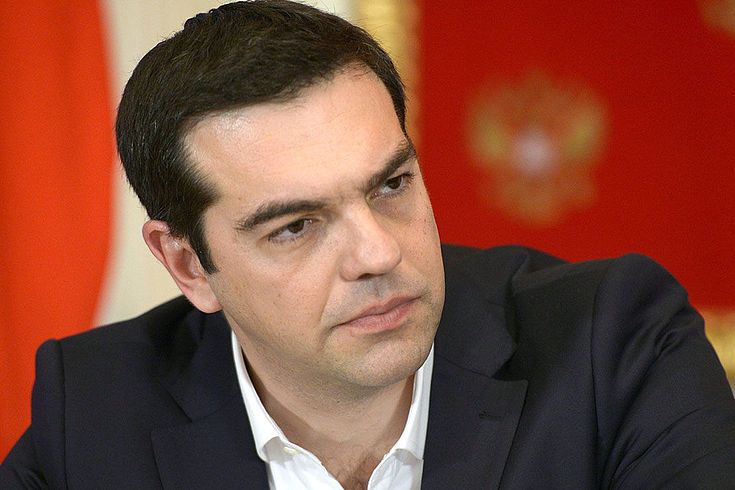Tsipras blickt ernst nach rechts aus dem Bild