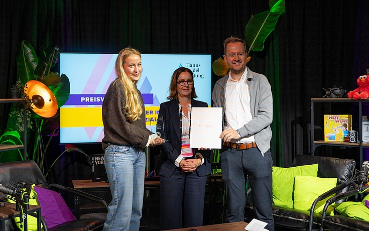 Influencer-Newcomerin Marisa Lattemann (li.) nimmt ihren Preis entgegen.
