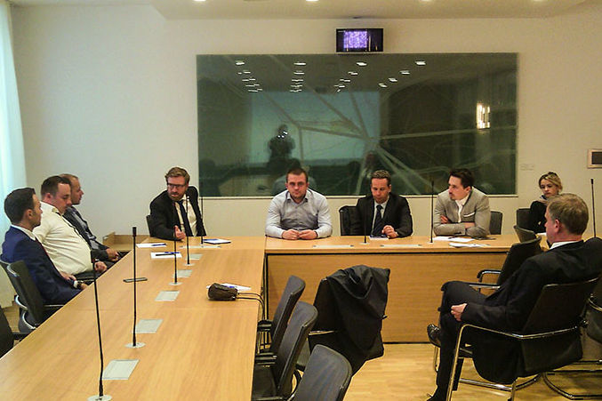 Die rumänischen Besucher sitzen an einem hufeisenförmigen Tisch mit Christian Kattner in einem Seminarraum