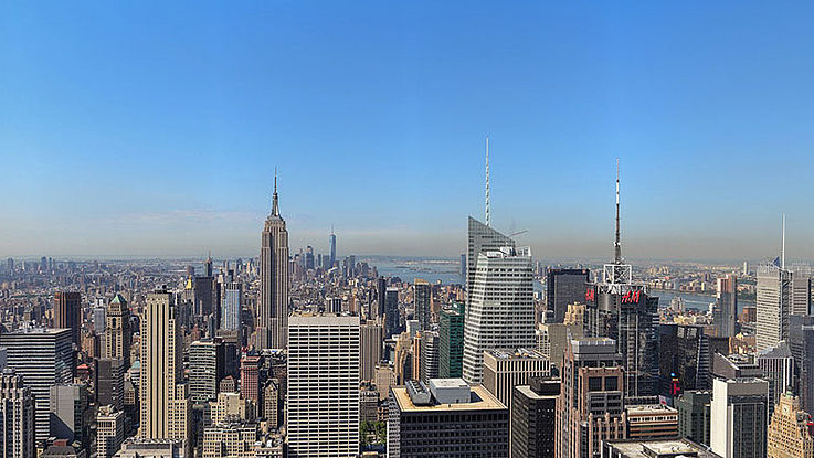 Dutzende Wolkenkratzer in Manhattan. Der Fotograf ist mit den obersten Stockwerken auf einer Höhe. 