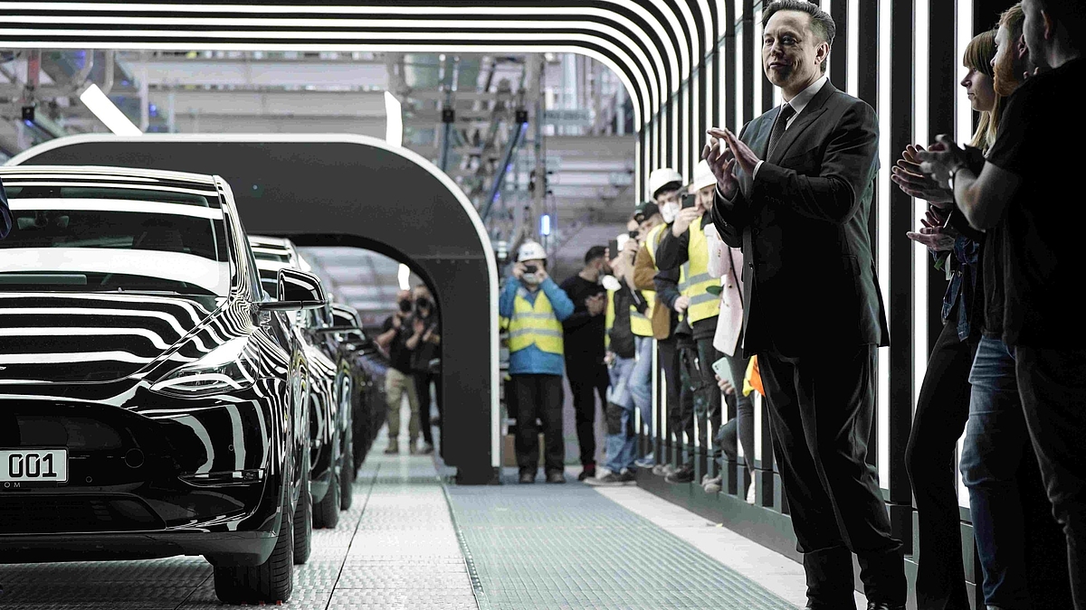 Elon Musk in der Produktionsshalle seines Tesla-Werks in Grünheide, Brandenburg