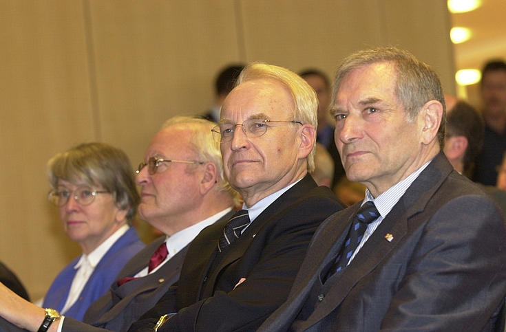 Dr. Alfred Bayer mit dem ehemaligen Ministerpräsidenten Dr. Edmund Stoiber und dem früheren Bundespräsidenten Roman Herzog mit der damaligen Präsidentin des Oberlandesgerichts München und des Bayerischen Verfassungsgerichtshofs Hildegund Holzheid (von rechts nach links) während der Eröffnungsfeier des Konferenzzentrums der Hanns-Seidel-Stiftung am 23. Februar 2001 in München.