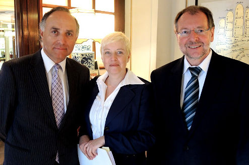 Teodoro Ribera,  ein ehemaliger Stipendiat der HSS und Staatsminister a.D.,blickt zusammen mit Susanne Luther und Peter Witterauf in die Kamera