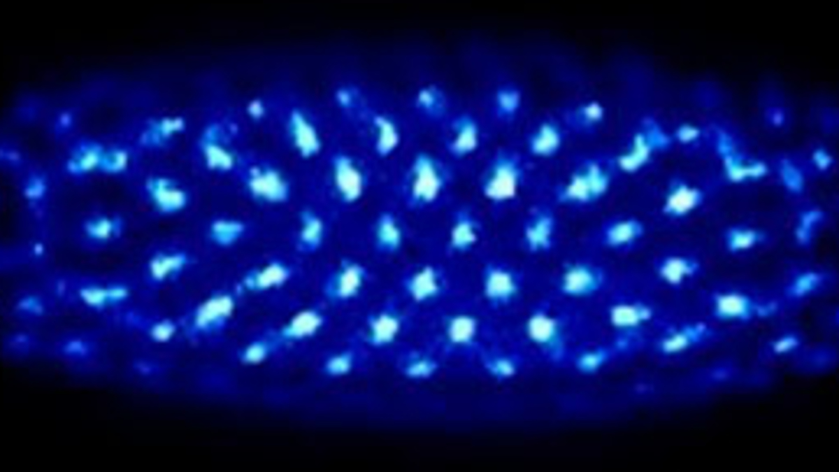 Ein Kristall aus ionisierten Atomen, der in einer Ionenfalle gefangen und lasergekühlt wird.