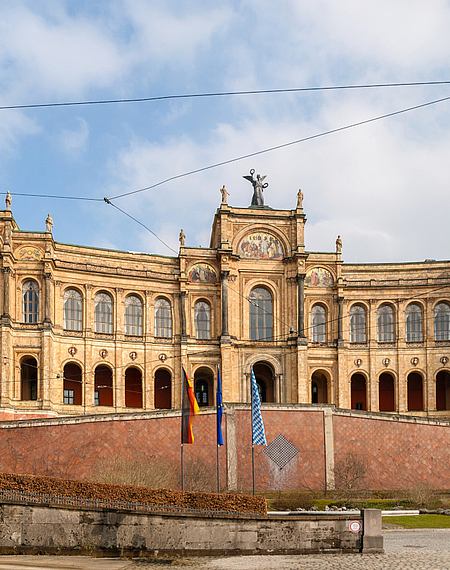 Blick von unten auf die Fassade des Bayerischen Landtags