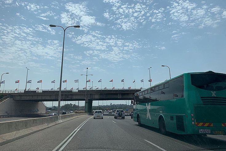 Ein noch ungewohnter Anblick: Die Flagge der Vereinigten Arabischen Emirate (VAE) und die israelische Nationalflagge nebeneinander.
