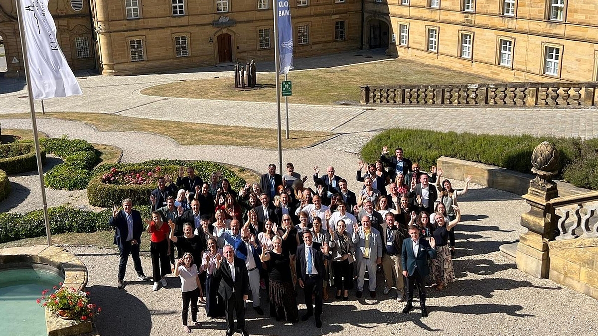 Die Mitarbeitenden des Instituts für Internationale Zusammenarbeit mit den entsandten Kolleginnen und Kollegen auf Kloster Banz im Juli 2026