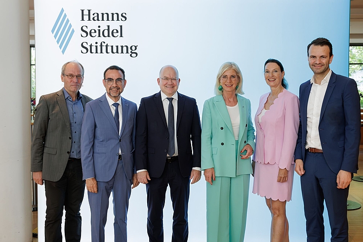 Die Expertinnen und Experten der Podiumsdiskussion waren (v.l.).: Prof. Bernd Fitzenberger PhD, HSS-Vorsitzender Prof. Holetschek, Sebastian Brehm, Staatsministerin Ulrike Scharf, Prof. Dr. Diane Robers, Dr. Florian Dorn.