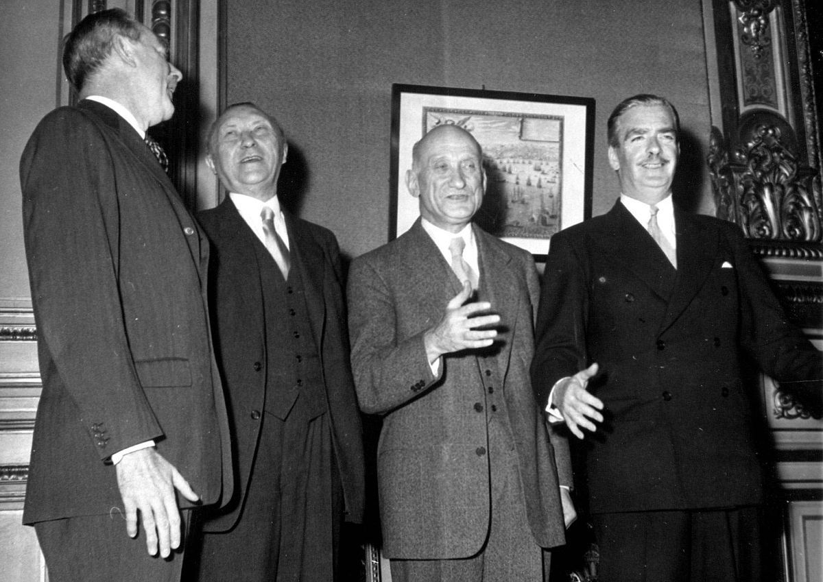 Staatsmänner entscheiden über Europa (von links nach rechts): Der amerikanische Außenminister Dean Acheson, Bundeskanzler Konrad Adenauer, der französische Außenminister Robert Schuman und der britische Außenminister Anthony Eden. 