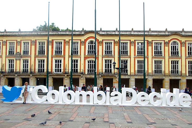 Koloniales Gebäude mit großem 3-dimensionalem Schriftzug aus Plastik auf dem Platz davor: Colombia decide (Kolumbien entscheidet)
